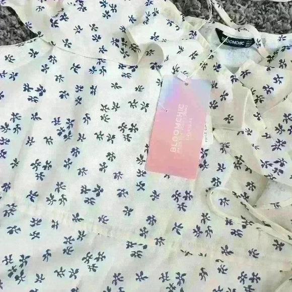 Ditsy Floral Ruffles Crisscross Cold Shoulder Blouse - Picture 4 of 5